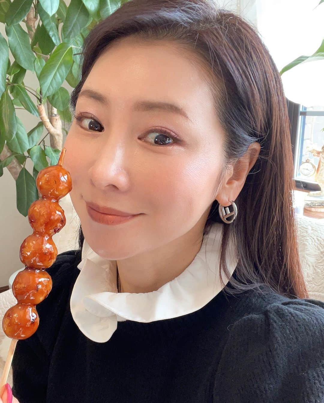 水谷雅子さんのインスタグラム写真 - (水谷雅子Instagram)「いつものたこ焼き屋さん❣️ みたらし団子とクリーム大判焼き🍡お持ち帰り〜😉🎶 #みたらし団子#クリーム大判焼き #食べてほっこり#美味しい #あつあつみたらし団子 #水谷雅子#水谷雅子beautybook50の私  #水谷雅子の美容の秘訣シリーズ」2月5日 13時19分 - mizutanimasako