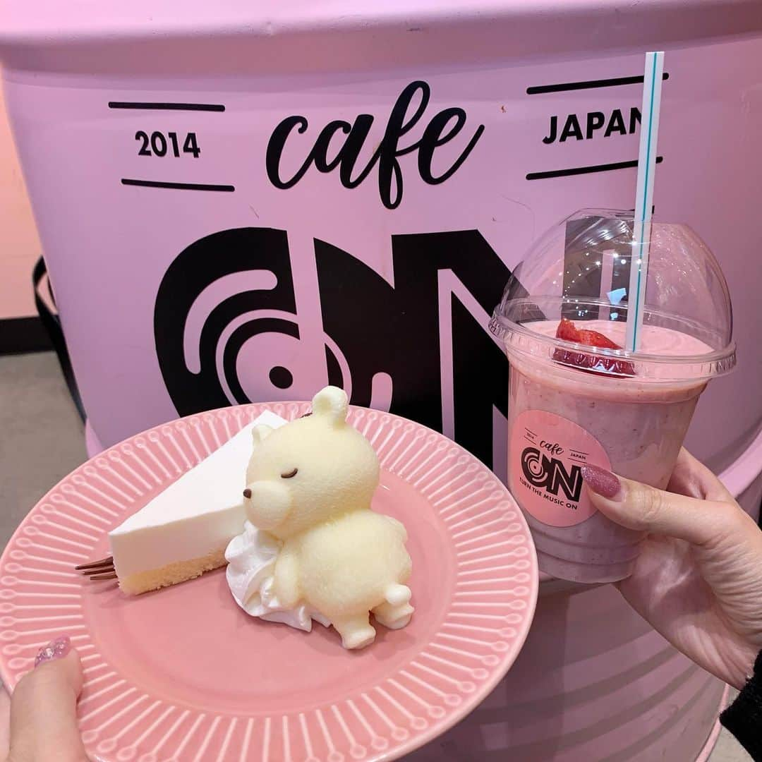 吉川ちかさんのインスタグラム写真 - (吉川ちかInstagram)「新大久保にある ミュージックカフェ CafeON🥺💓  期間限定の眠りのくまの チーズケーキが可愛すぎた🤟 自分の聴きたい音楽を お店で流せたり楽しい空間です😮‍💨💓  #cafeon#新大久保#新大久保カフェ #新大久保グルメ#百人町グルメ#チーズケーキ#カフェ好きな人と繋がりたい」2月5日 13時46分 - yoshikawachika_1116