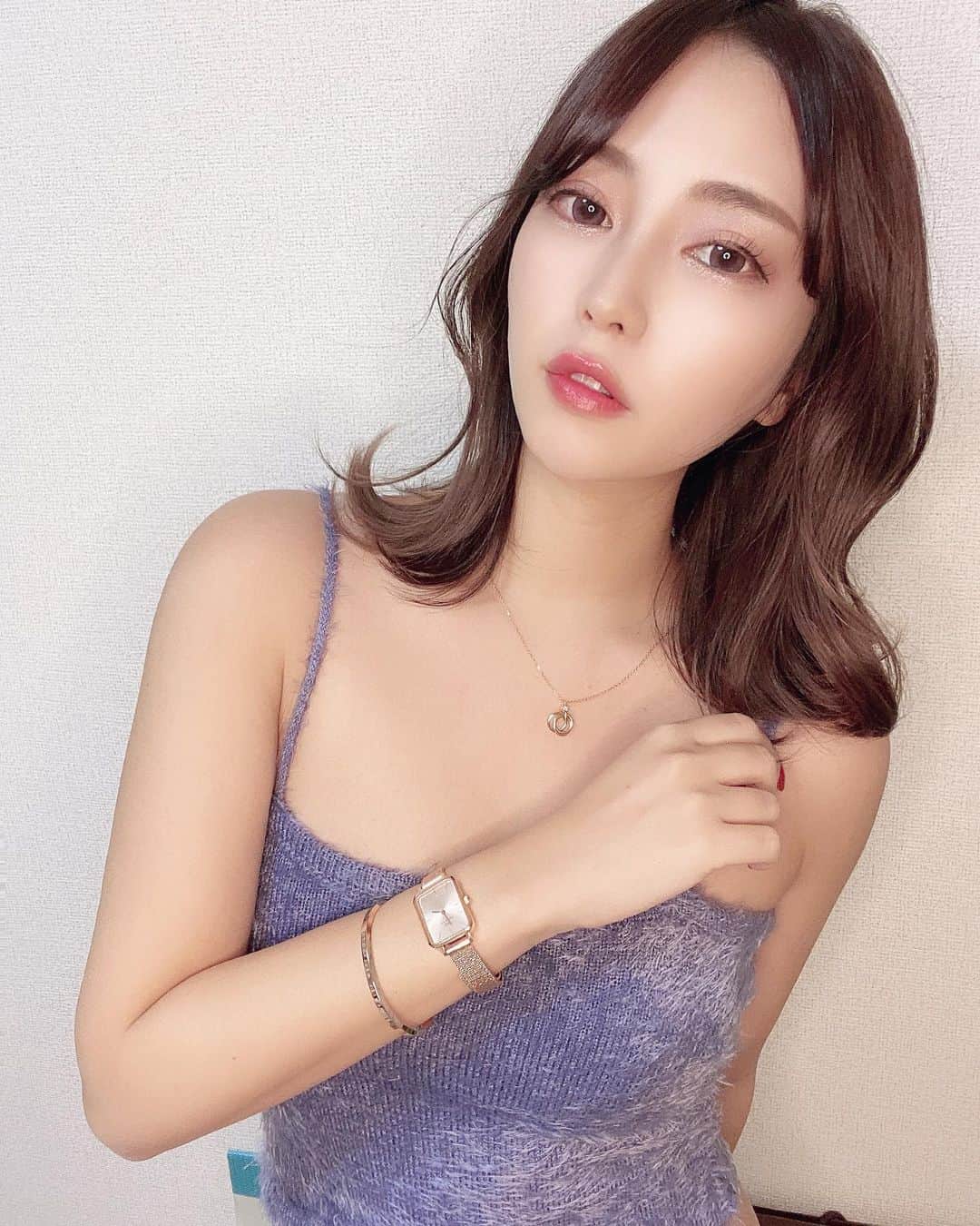 福井柑奈のインスタグラム：「お部屋の中はあったかいの(暖房器具)いっぱいつけてるので薄着です🤣👌  バレンタインデーにぴったりプレゼント🎁💓 2／14まで！ ダニエルウェリントンバレンタインキャンペーン開催中🍫(@danielwellington ) ※最大20%オフ  ギフトラッピングめっちゃ可愛いよ🥺🙏🏻 そして最近ちっちゃめの時計がかわいい🥰  専用特別クーポンコードは 【kanna22】です。 是非使ってね🎁  ダニエルウェリントン公式ウェブサイトまたは直営店舗で購入すると、15％オフになるよ😘 使用期限は2022年3月31日までです！  #ダニエルウェリントン  #dwバレンタインキャンペーン #時計 #ootd #今日のコーデ #淡色コーデ #時計好きな人と繋がりたい #春コーデ いや　#夏コーデ #笑 #キャミソール #キャミ #もこもこ #ふわふわ #バレンタインデー #バレンタイン #プレゼント #期間限定 #コメント大歓迎 #フォロワー募集中 #watch #watchesofinstagram #watches #instagood #girl #girls #followme #love #japan #japanesegirl」