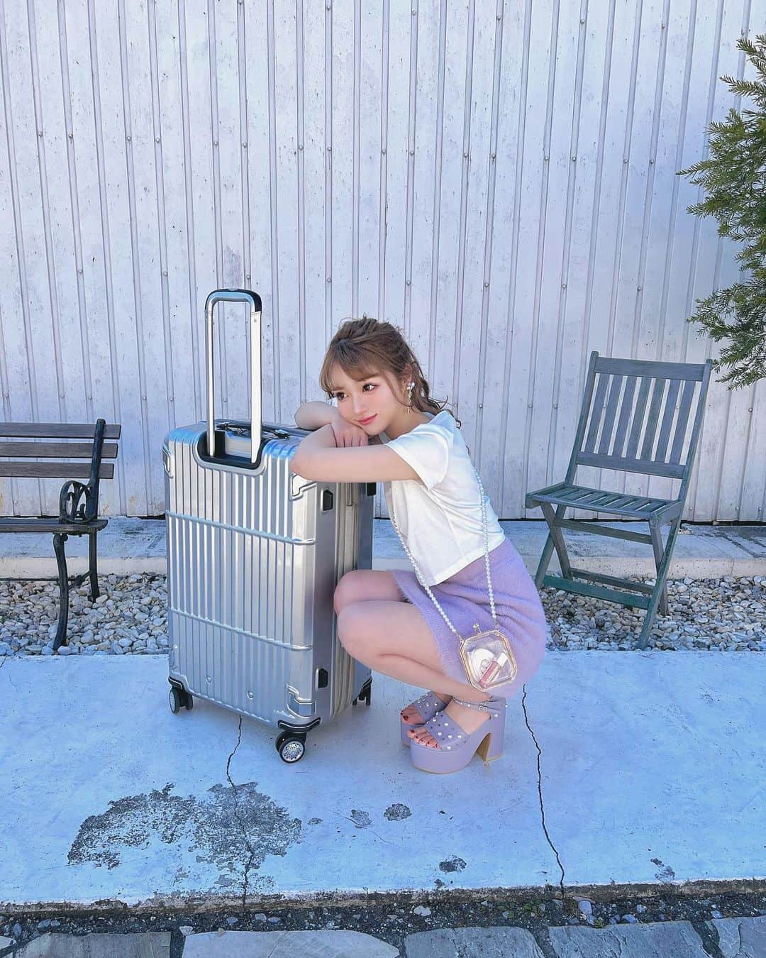 中山恵美生さんのインスタグラム写真 - (中山恵美生Instagram)「パステルカラーで春準備🌷🐝…  シャギーカーディガン&スカート ついに来週発売です💓  これはスカートの着回しコーデ🧚‍♀️  ショート丈Tシャツ合わせて カジュアルにしてみたよ💓  どんな風に撮影するか ストーリーでみんなに意見もらって かなり参考にさせてもらった☺️✨  いつもありがとう🌷💓  エムエメ春も最高に可愛い😔💓！！  #mmeeme #エムミーエメ #エムエメ」2月5日 14時46分 - emiu0624