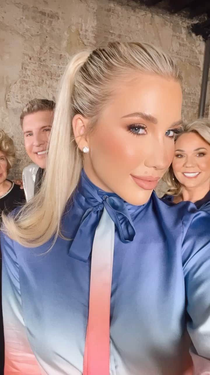 トッド・クリスリーのインスタグラム：「It’s hard trying to get in a photo with this beauty @savannahchrisley and then even harder with my beauty @juliechrisley」