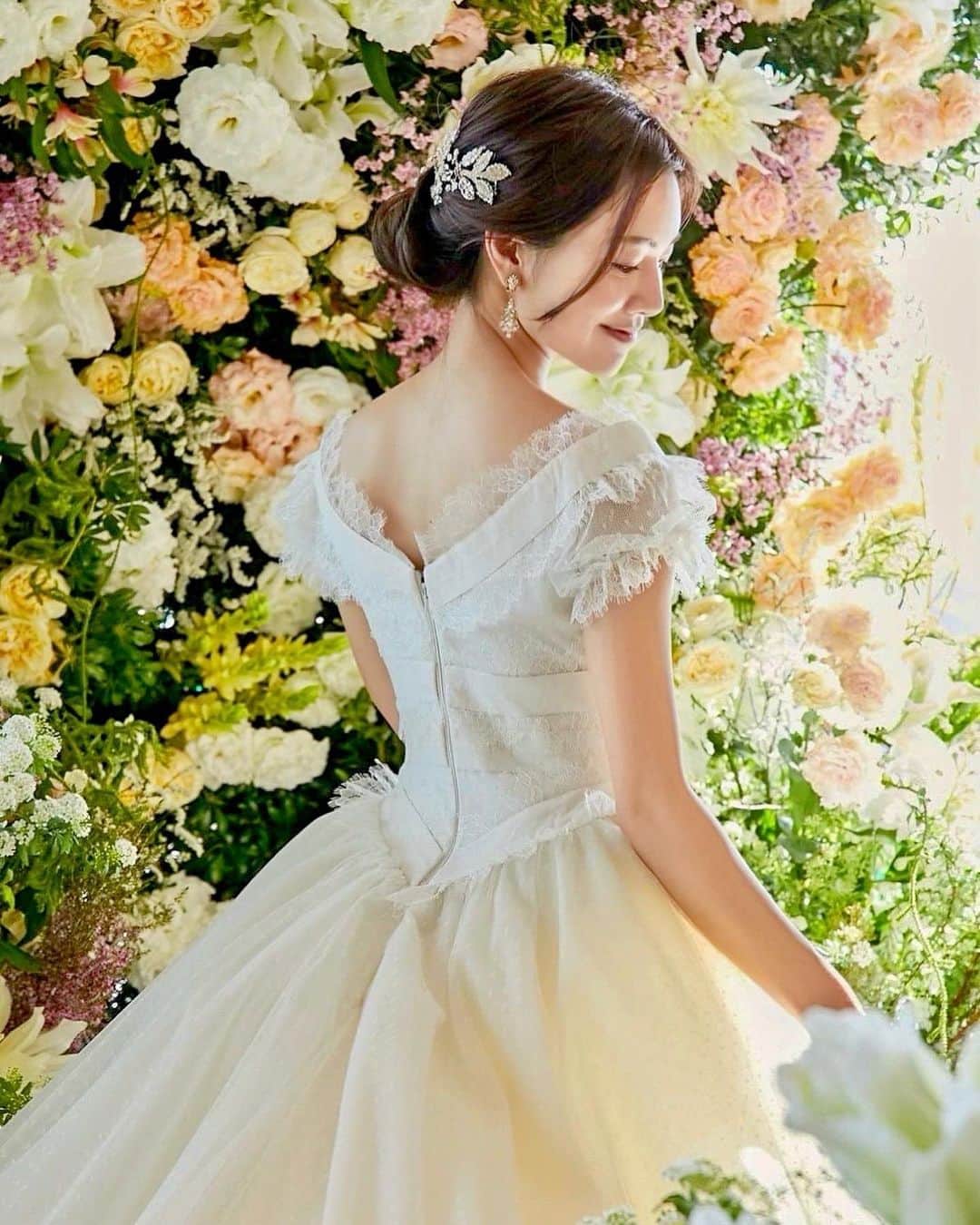のインスタグラム：「こんばんは💕 . 先日ストーリーズで紹介しましたが、 世界の王室やセレブから愛され続けるドレスの最高峰ブランドElie Saab（エリー・サーブ）のトランクショーに行ってきました💕👗✨ . 世界の王室のプリンセスのドレスも手がけるパリコレブランドで本当に心躍る素敵なドレスがたくさん🥺❤️レース、刺繍、デザイン、シルエット全てが本当に可愛くてもううっとりでした✨ . 今回試着させて頂いたんだけど、可愛すぎて終始笑顔🤣🧡ヴェルサイユ宮殿にいるプリンセス気分になれました👸💕あー本当に可愛かったよー！ . やっぱりいいドレスを見ちゃうとこんなドレス着たい！って願望が出ちゃうよね！💕エリーサーブとにかく可愛かったのでぜひ見て欲しいです！！ 私も結婚する時はどこかでエリーサーブ着たい！笑 . エリーサーブのドレスは @authentique_weddingdress で着られるので、是非チェックしてしてみてね💕 今日もお疲れ様でした❤️ . #エリーサーブ #王室から愛され続けるウェディングドレス #オーセンティック銀座 #オーセンティック横浜 #ウェディングドレス #プレ花嫁 #プレ花嫁準備 #結婚式前撮り #結婚式 #結婚 #婚約 #weddingdress #ホテルウェディング #ウェディングフォト #ウェディングヘア #インポートドレス #プレ花嫁と繋がりたい #パリコレ #カラードレス #ドレス試着 #トランクショー #ドレス探し #結婚準備 #結婚式準備 #花嫁ヘア #花嫁 #前撮り#eliesaab #eliesaabworld #wedding @kahalaresort_yokohama」