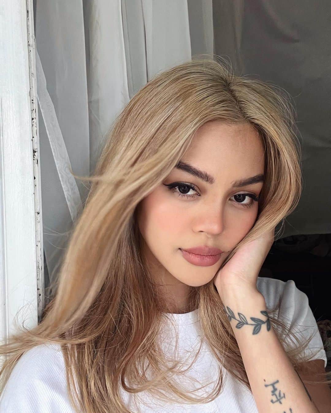 リリーマイマックのインスタグラム：「Fresh roots kinda feel 👸🏼 @eclat_atelier_ @rosie.eclat」
