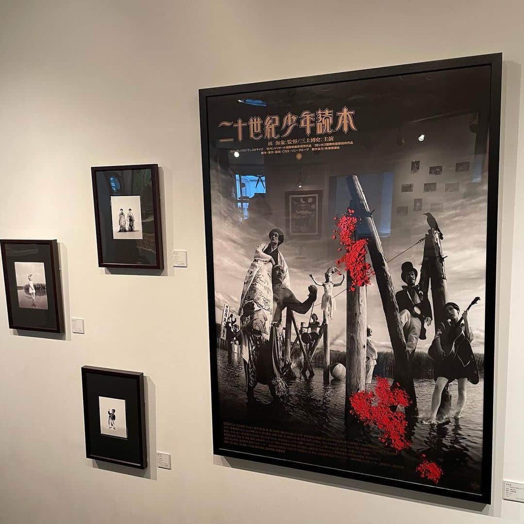 佐野史郎のインスタグラム：「恵比寿のギャラリー LIBRAIRIE6 「二十世紀少年読本」展、覗かせていただきました^_^ 2月20日まで。 オンライン展同時開催！ 林海象監督のほか、出演の佳村萌さん、原マスミさんの作品など。 藤井春日さんによるスチール写真も🎶 みんな、わっか〜い😅 上映会もありますよ。 https://t.co/gKrRicrxTD https://t.co/yjy9dI6JWv」