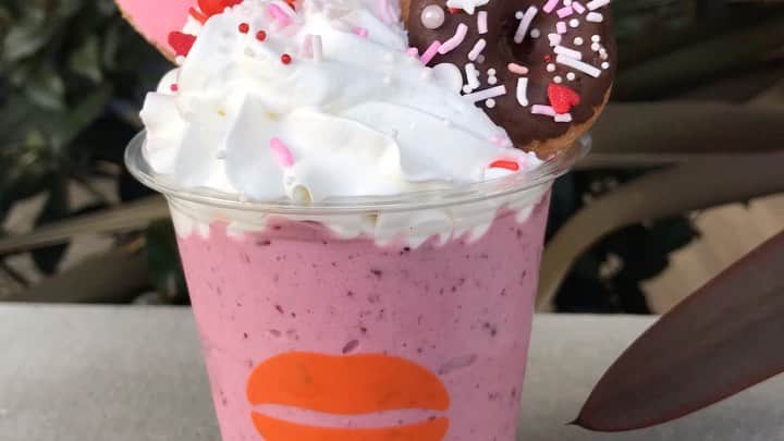 のインスタグラム：「期間限定のバレンタインシェイク❣️ . ミックスベリーとバナナをたっぷり使ったシェイクは. 甘さ控えめの大人味. . デコラティブなドーナツやハートのトッピングで気分も盛り上がります❣️ . 大切な人とご一緒に. 自分へのご褒美にもどうぞ😋 . #umamiburger  #インスタ映え #バレンタイン #ベリー #バナナ #期間限定スイーツ #シェイク #shake #berry」