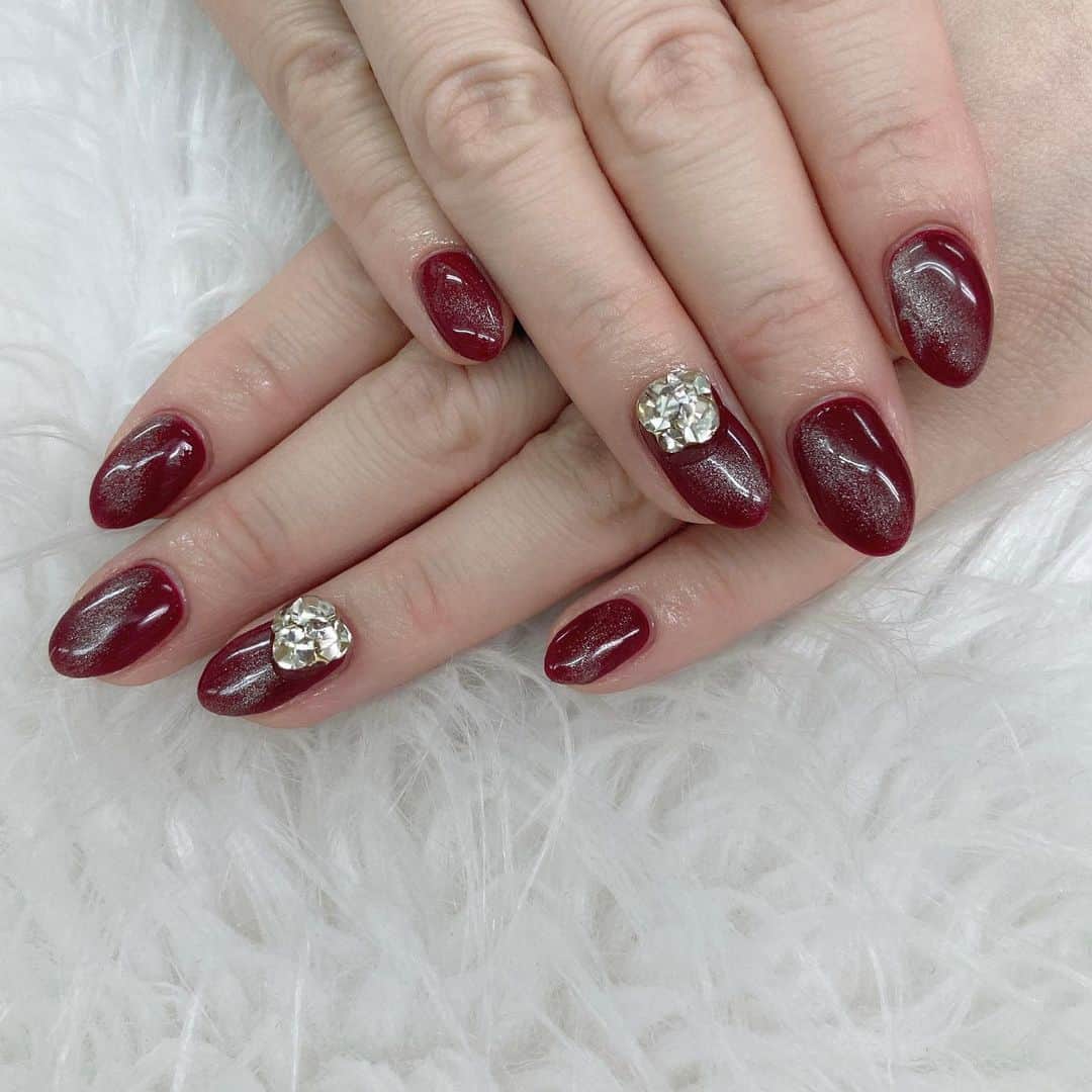 高橋沙弥華のインスタグラム：「シンプルにシックに大人ボルドー💅❤  イメージは韓国マダム👩🏼✨ . . .  #バレンタインネイル #韓国マダム風 #ボルドーネイル #パラジェル #自爪 #ジェルネイル #ネイルデザイン  #💅 #シンプルネイル #大人ネイル #マグネットネイル」