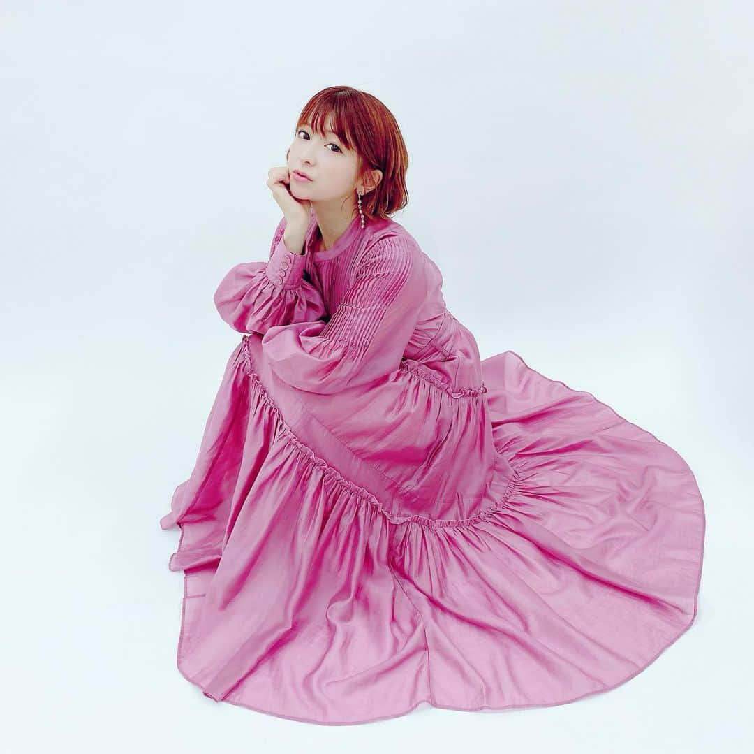 矢口真里さんのインスタグラム写真 - (矢口真里Instagram)「色、形、素材が本当に素敵で、色違いを違う現場で着たワンピース👗✨ スカートのフワッと感伝わりますかね？💃✨ 写真ノリノリですみませんw ・ ・ 衣装はタグ付けしておきますね😊🏷✨」2月5日 17時17分 - mariyaguchi_official