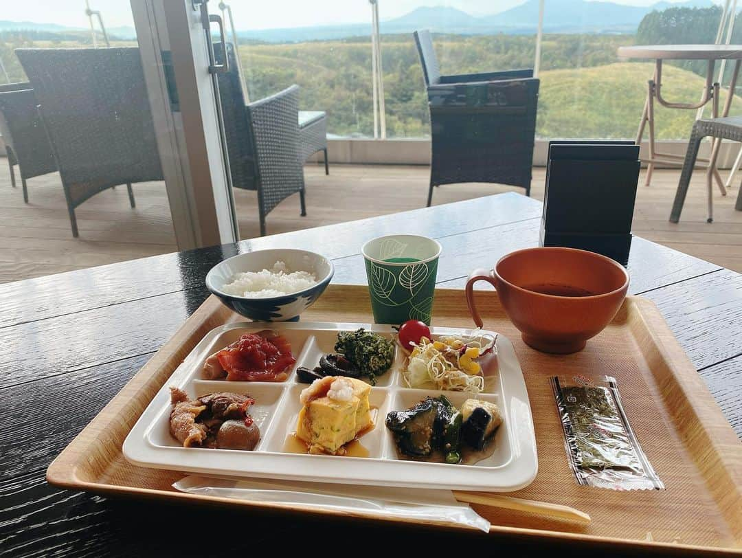 中島遥さんのインスタグラム写真 - (中島遥Instagram)「翌日、天気良くて気持ちよかった☀️ 朝ご飯食べて、ホテルの敷地内にあるブランコで遊んで、少し撮影会した😂✨笑 ブランコなんていつぶり😭 三半規管が弱っててすぐ酔いました😗笑  朝食バイキング、美味しかった😳！！  #宮崎旅行#高千穂#熊本 #温泉#露天風呂#阿蘇#阿蘇山 #旅行#travel#宮崎県#絶景#お出かけ#宮崎グルメ #撮影#portrait#ファインダー越しの私の世界#東京カメラ部#カメラ#一眼レフ#フォロー#カメラ女子#自然#follow#japan#いいね#コメント#ありがとうございます#japanesefood」2月5日 17時40分 - haruka_nakashima