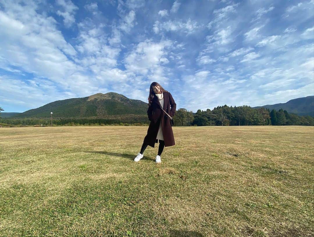 中島遥のインスタグラム：「翌日、天気良くて気持ちよかった☀️ 朝ご飯食べて、ホテルの敷地内にあるブランコで遊んで、少し撮影会した😂✨笑 ブランコなんていつぶり😭 三半規管が弱っててすぐ酔いました😗笑  朝食バイキング、美味しかった😳！！  #宮崎旅行#高千穂#熊本 #温泉#露天風呂#阿蘇#阿蘇山 #旅行#travel#宮崎県#絶景#お出かけ#宮崎グルメ #撮影#portrait#ファインダー越しの私の世界#東京カメラ部#カメラ#一眼レフ#フォロー#カメラ女子#自然#follow#japan#いいね#コメント#ありがとうございます#japanesefood」