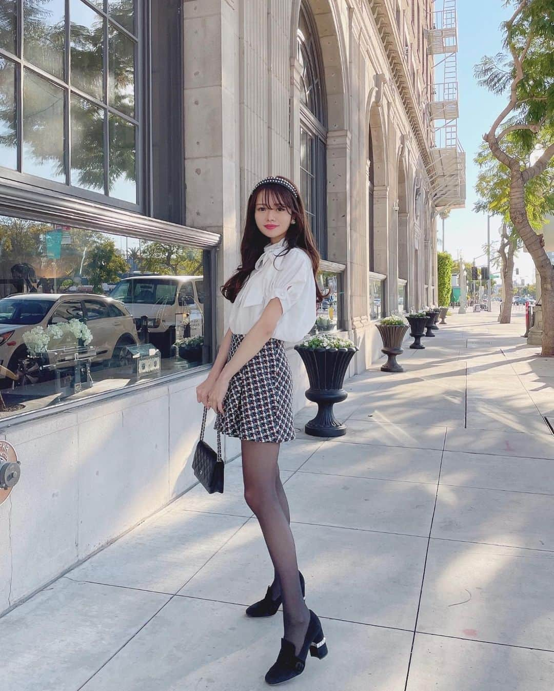 Isakoさんのインスタグラム写真 - (IsakoInstagram)「Culver City 🌸 　 ここはCulver Cityにあるとても歴史ある素敵なホテルThe Culver Hotel🏨💓   このホテル、本当ならアフタヌーンティーができるのに休業中でした🥺残念🥺🥺  そんな私のコーデですが風でブラウスが広がってかなり大きく見えています🤣笑 　  コーデの詳細はタグ付けしますね🏷💓 　 　  　 #ブラウスコーデ#ツイード#ブラウス#リボンブラウス#カチューシャ#ミュウミュウ#シャネル#春コーデ#春服コーデ#春服#culvercity#theculverhotel #losangeles_la#losangeleslife#losangelesmodels#losangelesmodel」2月5日 17時54分 - ichaaako