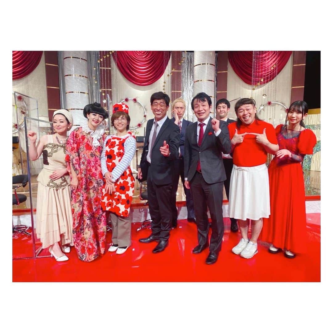 荒牧陽子のインスタグラム：「2022.1. レポ ┈︎┈︎┈︎┈︎┈︎┈︎┈︎┈︎┈︎┈︎┈︎┈︎ 年始にテレ東さんで放送されました、 ⁡ 「ものまね芸人151人がガチで選んだいま本当にスゴい！ ものまねランキング2022」 ⁡ の写真です✨ 遅すぎ🙇‍♀️ ⁡ ランキング出てくるメンバーやコメントしてくださる方々の数凄いし コラボも沢山で、豪華だし✨ ⁡ 今回の私が参加したコラボも、 有り難かった〜☺️💕 聴き比べとか無謀なこともやったり😱💦 （心臓出るかと思ったよ←） ⁡ ⁡ なんと言っても 1位に選ばれたガリベンズ矢野さん！ 「ものまね芸人が選ぶ1位！」 これぞリアルガチ！ スタジオのみんなが感動🥺でした。 ⁡ 名前を書いてくださった芸人の皆様、 ありがとうございました！！ （推薦コメントしてくださってたセニョール玉置さんにはすぐLINEした😆💕） ⁡ 次は ビューティーさんとのモニタリングレポ しますね🙇‍♀️遅ッ ┈︎┈︎┈︎┈︎┈︎┈︎┈︎┈︎┈︎┈︎┈︎┈ #荒牧陽子」