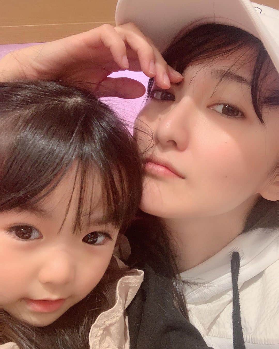 福野来夢のインスタグラム：「ほんとあっという間に2月😇😇 姪っ子ちゃんが急に、 『らむちゃんにあけましておめでとう言ってない！』って言い出したみたいで、 お家に会いに来て『あけましておめでとう』を言ってくれました💓💓 なんちゅう可愛いやつや😭😭 甥っ子との姉弟喧嘩は相変わらず面白いけど🤣 お下がりのお洋服もたくさんもらったよー🙌✨ ほんと助かります🥲 ごはん食べに行った帰り道、 姪っ子ちゃんが『抱っこー！おーねがいっ❤️』と言えば抱っこする弟に私も『おーねがいっ❤️』と言ってみましたが抱っこしてもらえませんでした。笑 . #荒れた部屋がさらに荒れた笑 #忘れて帰ったプリングルス私が美味しくいただきました🙏」