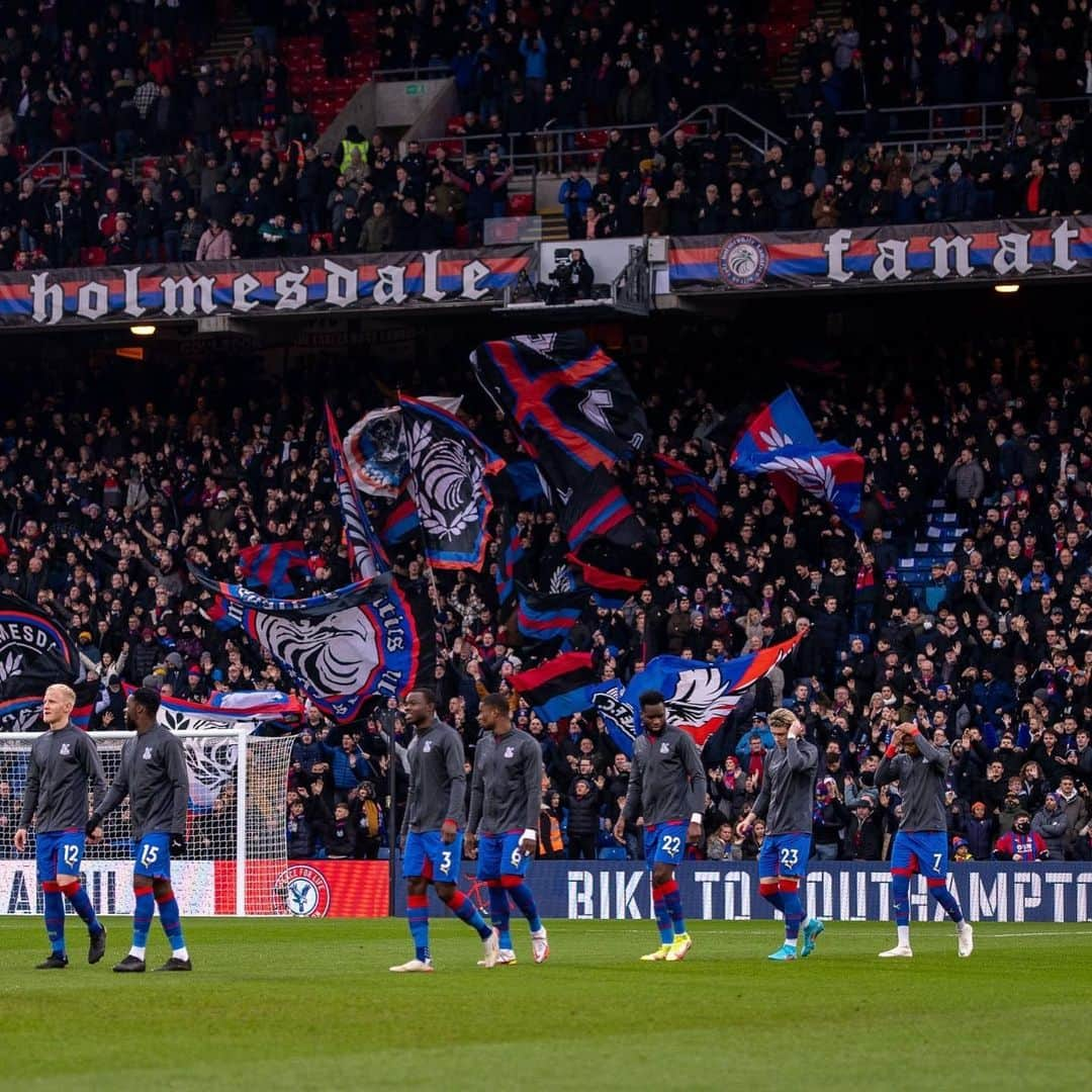 パトリック・ヴィエラのインスタグラム：「I would like to pay tribute to all the Palace fans who have helped support Graeme Lee, his wife & family by making donations. What you have done in the last couple of days has made me very proud. This shows a really good side of the game and is what our club is all about ❤️💙」