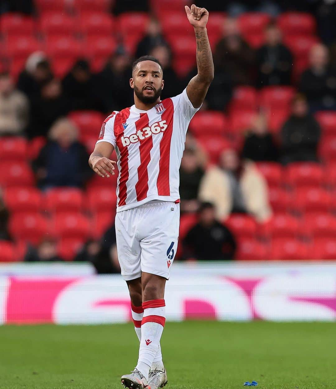 リアム・ムーアのインスタグラム：「In the 🎩 for the next round! Happy to make my @stokecity debut and made more enjoyable with a clean sheet 🔴」