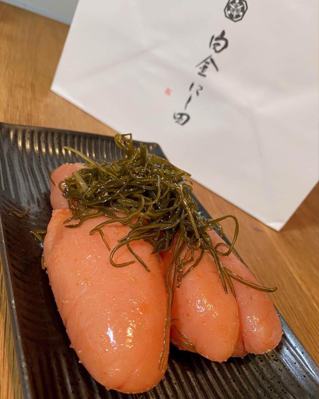 のインスタグラム：「我が家に嬉しすぎる贈り物が届きました☺️💓✨ 大好きな♡大好きな♡明太子❤️  見て😍このパン！！と張った！ はじけんばかりの明太子を✨✨✨✨✨✨  今はお酒は飲めないけど、 お酒にもご飯にも最高なお供です ^ - ^✨🌸  幸せ〜♡♡  そして✨白金にし田さんのお出汁、凄く気になってたから本当に嬉しい🥰✨✨  わたしも塩だしでにし田さんのラーメン作ってみよ〜😍✨✨  #白金にし田 #明太子 #お出汁セット #贈り物にも最高 #福岡 #名店」