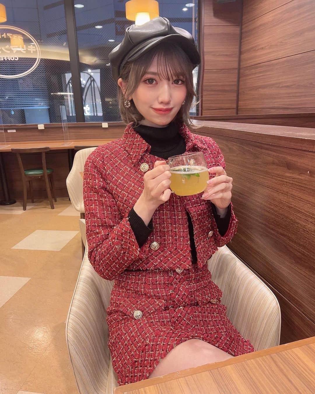 SHINTANITOUKOのインスタグラム：「⁡ 珍しくツイードのセットアップ着た❤️ 生地がしっかりしててめちゃかわいい😍 韓国っぽいよね！ どう？似合う？🤔  PR @mime_ul #トリドリベース #韓国っぽコーデ #セットアップスタイル #きちんと感 #ツーピース #セットアップ #セットアップコーデ #赤コーデ #韓国コーデ #キャスケット #レースクイーン #カフェ #cafe #コーデ #code #racequeen」