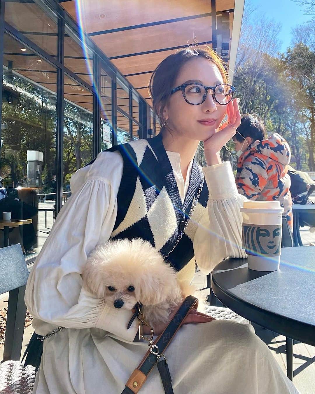 大野真昂のインスタグラム：「お気に入りのおにゅーめがね🕶  Zoff と UNITED ARROWS のコラボ  とりあえずメガネかけとけば色々誤魔化してくれて 助かるねっ！🥸✌🏻  りこに聞いて最近はまってるスタバのカスタマイズ☕︎ ほうじ茶クラシックティーラテに ホイップとキャラメルソース追加したら美味い。  テラス天気良すぎて暑かった〜ろちゃんもぬくぬく🥰  iPhoneの新しい絵文字はやく使いたい アップデートしよ😮‍💨📱💕  #zoff #unitedarrows #メガネ #スタバカスタム」