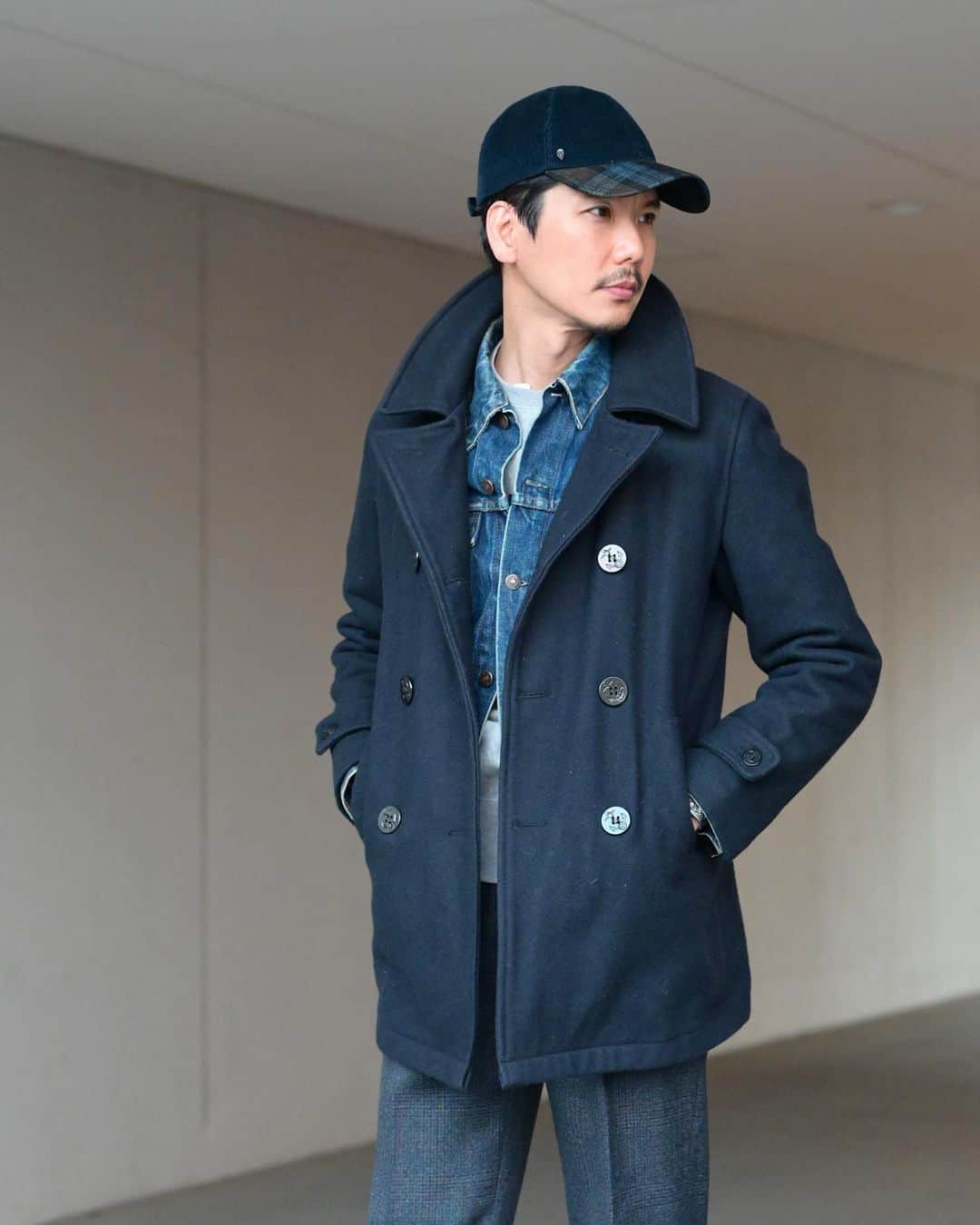 のインスタグラム：「"Blue Preppy on cold saturday" other shot◀︎◀︎◀︎swipe left 今日も寒い一日。 アメカジのようで違うようなスタイリング。 【ITEM】 Cap： @helen_kaminski  Coat： @fidelityclothing.jp  Jacket： @levis  Sweat：mucci for @beams_f  Trousers： @pt_torino  Shoes： @jmwestonofficial   #liveinlevis#menswearfashion#preppy#frenchivy」