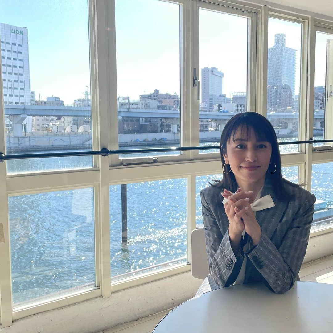 矢田亜希子さんのインスタグラム写真 - (矢田亜希子Instagram)「今日は朝からお天気がよくて朝日から日差しがキラキラでした☆ #ドラマ#撮影#ドラマロケ#現場にて#役衣装#どのシーンも可愛いスタイリングなんです#役ヘアメイク#外はね」2月5日 21時10分 - akiko_yada