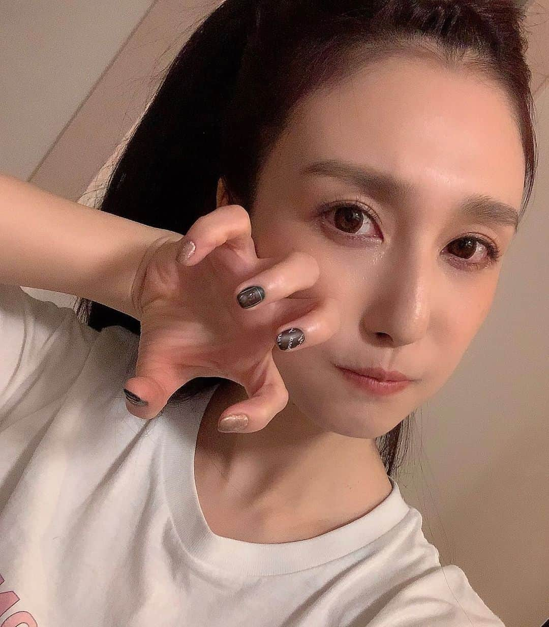 古川いおりさんのインスタグラム写真 - (古川いおりInstagram)「撮影がまだ先なのでネイル付け替えてきました☺️✨✨ またわがまま言いたい放題だったのに こんなに可愛く仕上げていただきました💗💗 いつもありがとうございます🙇‍♀️💓💓  #ネイル　#シェラック　#シェラックネイル　#今回の　#私が　#言った　#わがままは　#チョコレートネイル　#みどり　#マットネイル　#完成が　#神でしかない　#大人バレンタインネイル  #マグネットネイル　#この後　#みっちり　#宅トレ　#頑張った　#わたし　#えらい」2月5日 21時51分 - kogawaiori