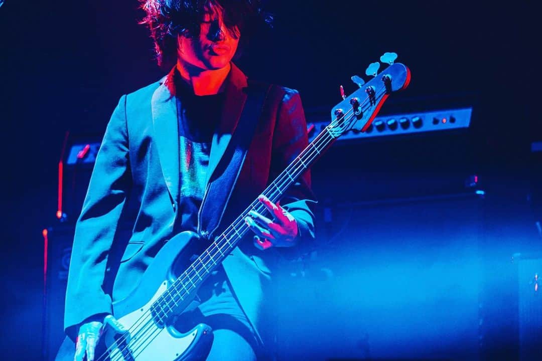 磯部寛之のインスタグラム：「Thank you so much Fukuoka!! Changed my hair color into blue. Hiro 福岡ありがとう！！最高の年明け一発目になりました。ライブで気づいた方も少しいるかもですが、髪の毛青にしました。ひろ #alexandros #live #fukuokamusicfes #fukuoka #福岡  photo : 西槇太一 (@nishimakitaichi)」