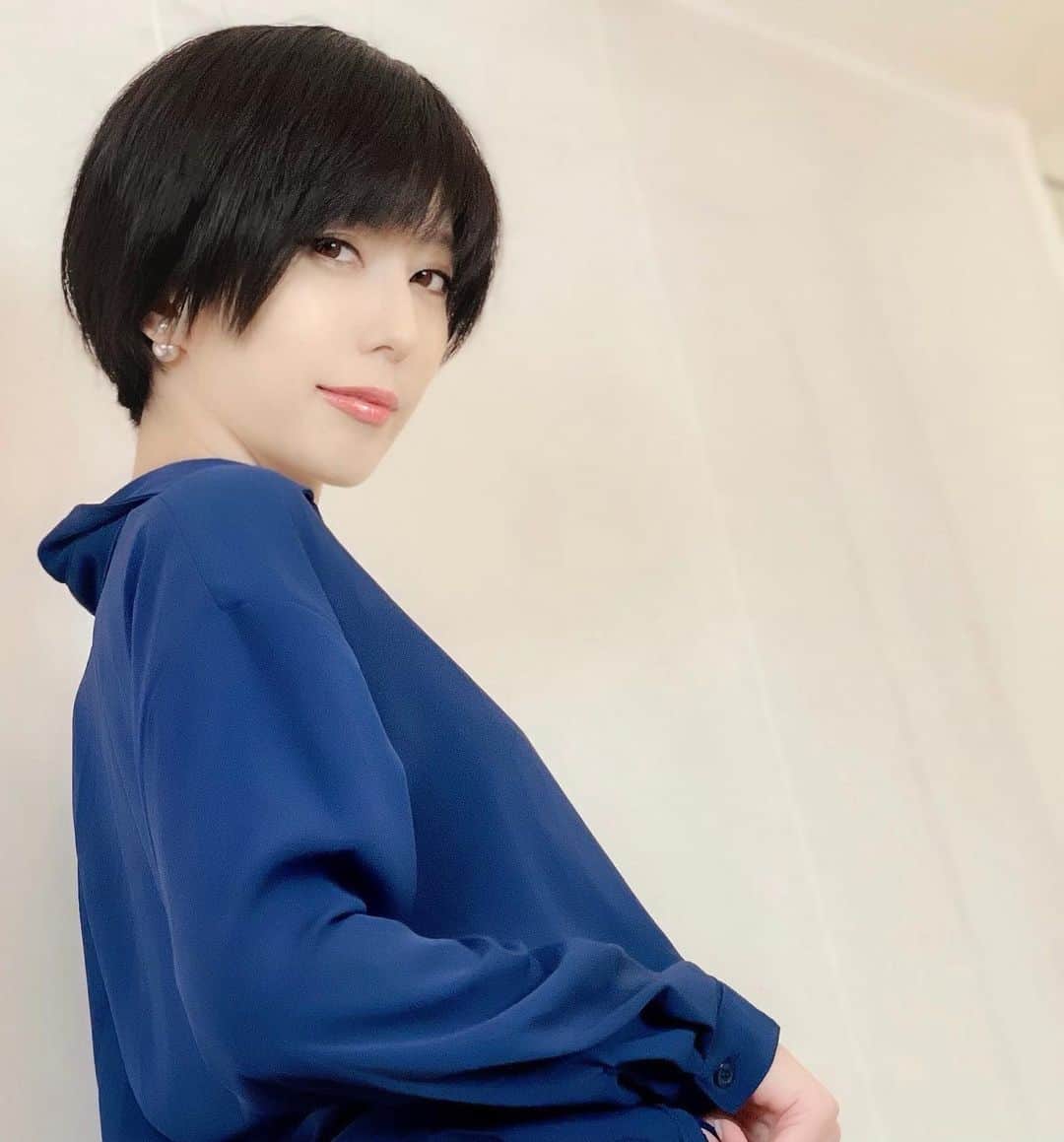 乃亜のインスタグラム：「紺色のシャツワンピースを着ています💙」