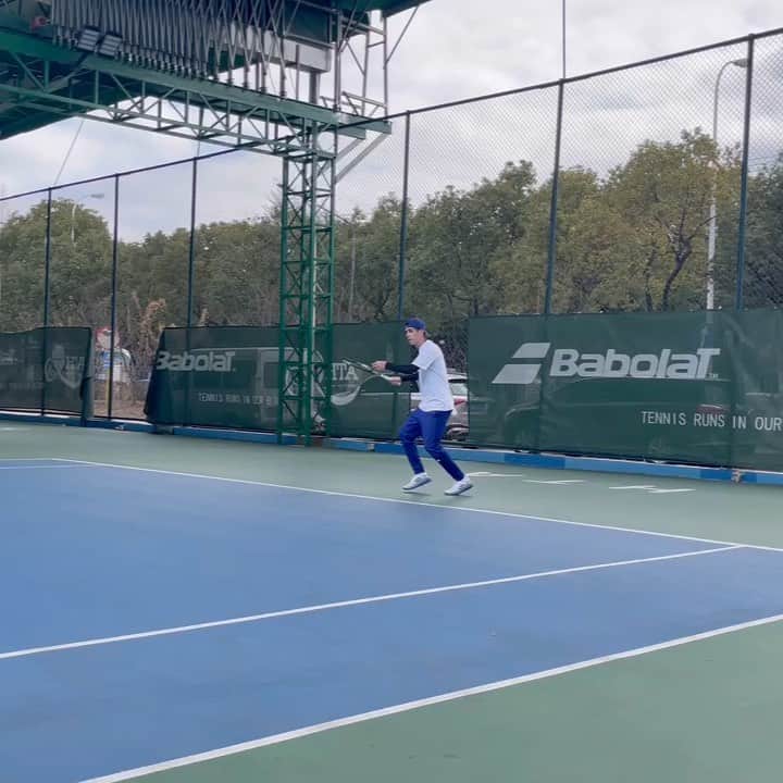 オスカルのインスタグラム：「Practicing! #tennis 🎾👟」