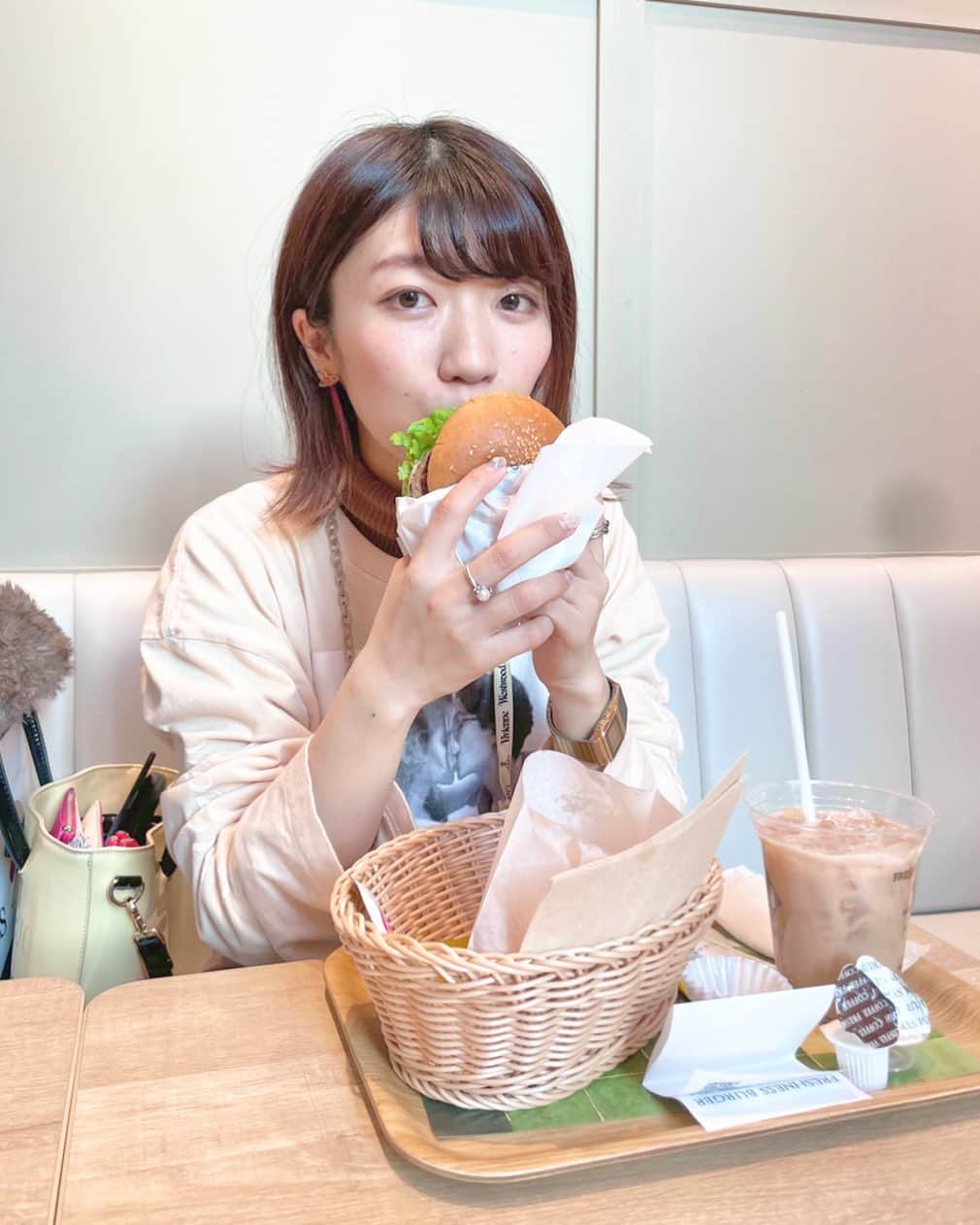 ぱいぱいでか美のインスタグラム：「この前仕事の合間にハンバーガー食べた . フレッシュネスだったら絶対アボカド入ってるやつにします🥑 サイドも絶対フライドオニオンにします🧅 ハンバーガー結構好きなんだよな実は〜 割とよく食べます カレーもよく食べます パスタ(洋麺屋五右衛門)もよく食べます！ . #でか美ちゃん #ハンバーガー #freshnessburger」