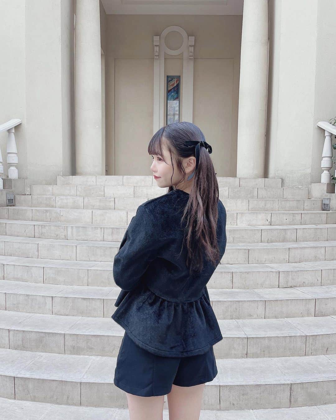 津代美月さんのインスタグラム写真 - (津代美月Instagram)「. 黒が1番落ち着くし  黒リボンが1番好き ー  プレゼントで貰ったお洋服で、 やっと着れてとてもお気に入りなん… ^.,.^💞⸝⸝  ヘアはいつも @yamatoyu さん」2月5日 22時16分 - __tsushiromizuki