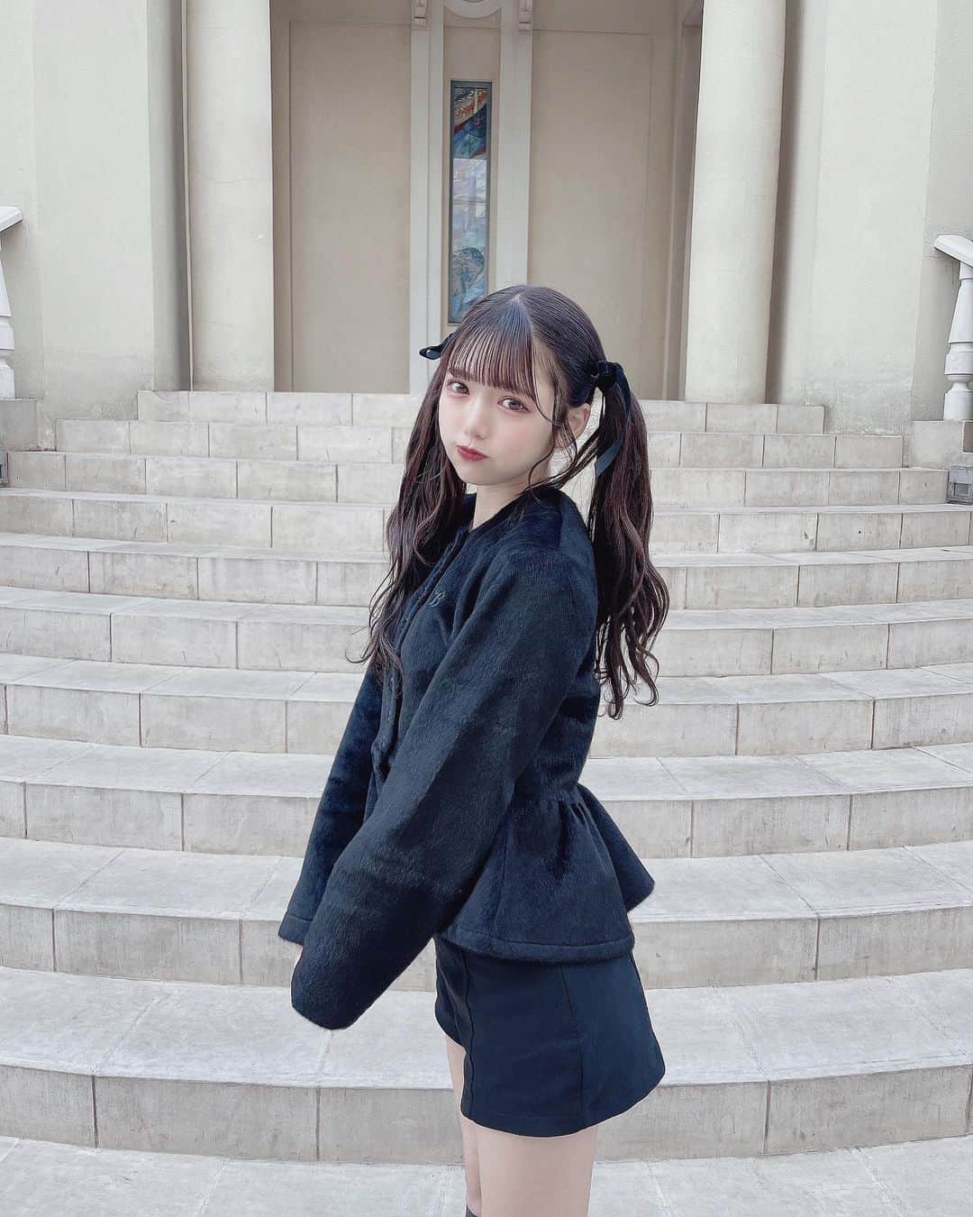 津代美月さんのインスタグラム写真 - (津代美月Instagram)「. 黒が1番落ち着くし  黒リボンが1番好き ー  プレゼントで貰ったお洋服で、 やっと着れてとてもお気に入りなん… ^.,.^💞⸝⸝  ヘアはいつも @yamatoyu さん」2月5日 22時16分 - __tsushiromizuki