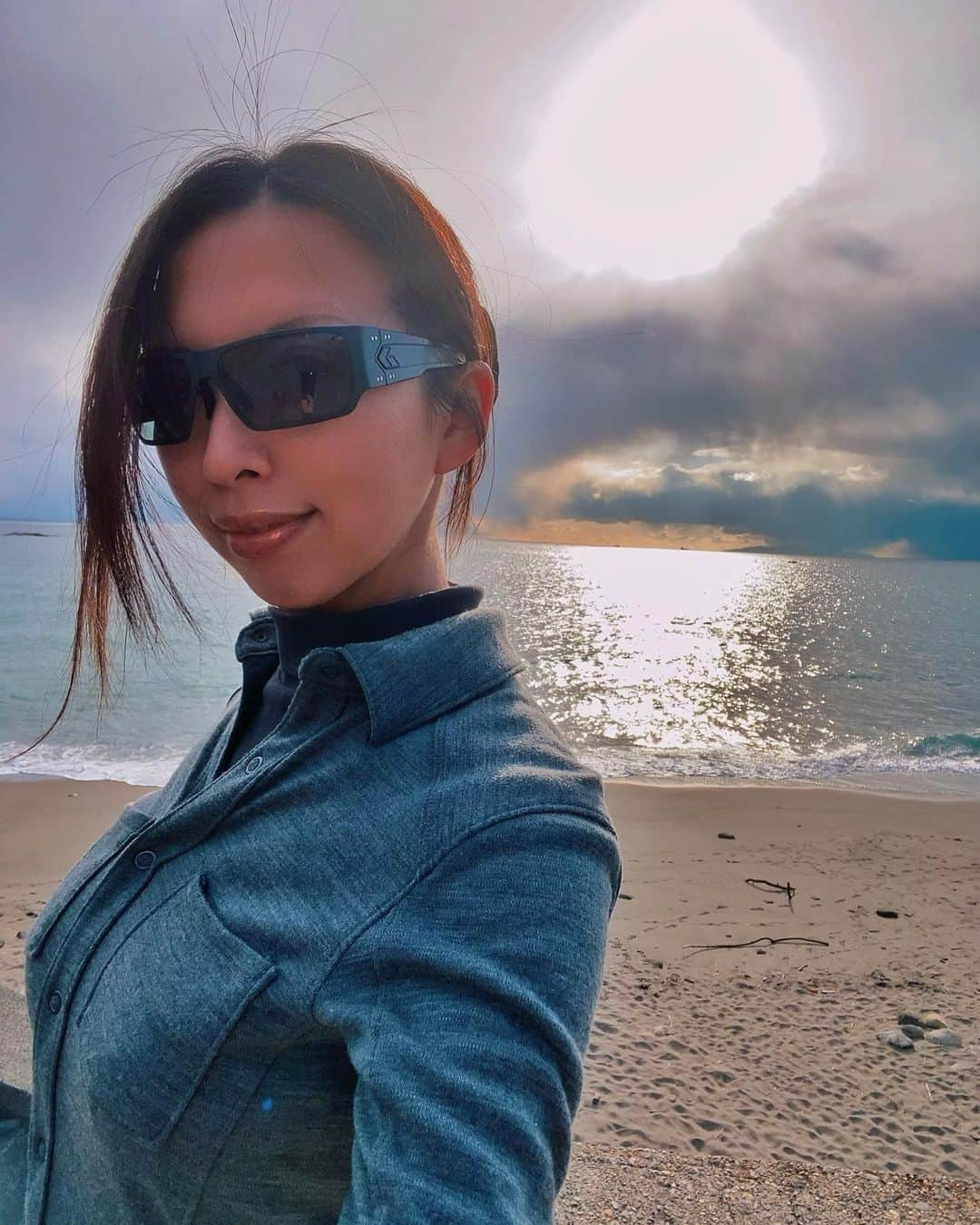 みりどる乙夜のインスタグラム：「この後雪降った🏝⛄️  #gatorz #gatorzeyewear #gatorzlifestyle #gatorzjapan #eyewear #sunglasses #outdoor #seaside #beach #sunset #military #tripleaughtdesign #tadgear #tacticalgirls #tacticalgear #gatorzspecter #dayoff #saturday #seaglass #新製品 #サングラス #偏光レンズ #海 #ビーチ #すっぴん #シーグラス #ミリドル #乙夜 #休日」