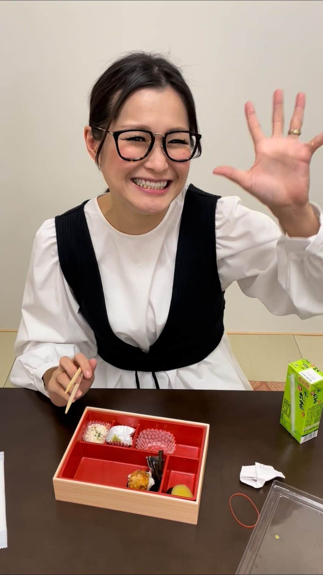 ギャル曽根のインスタグラム：「定番のお弁当ですがこの大きさに出会うのは初めて❗️❗️とっても美味しくいただきました☺️👏🏻✨」