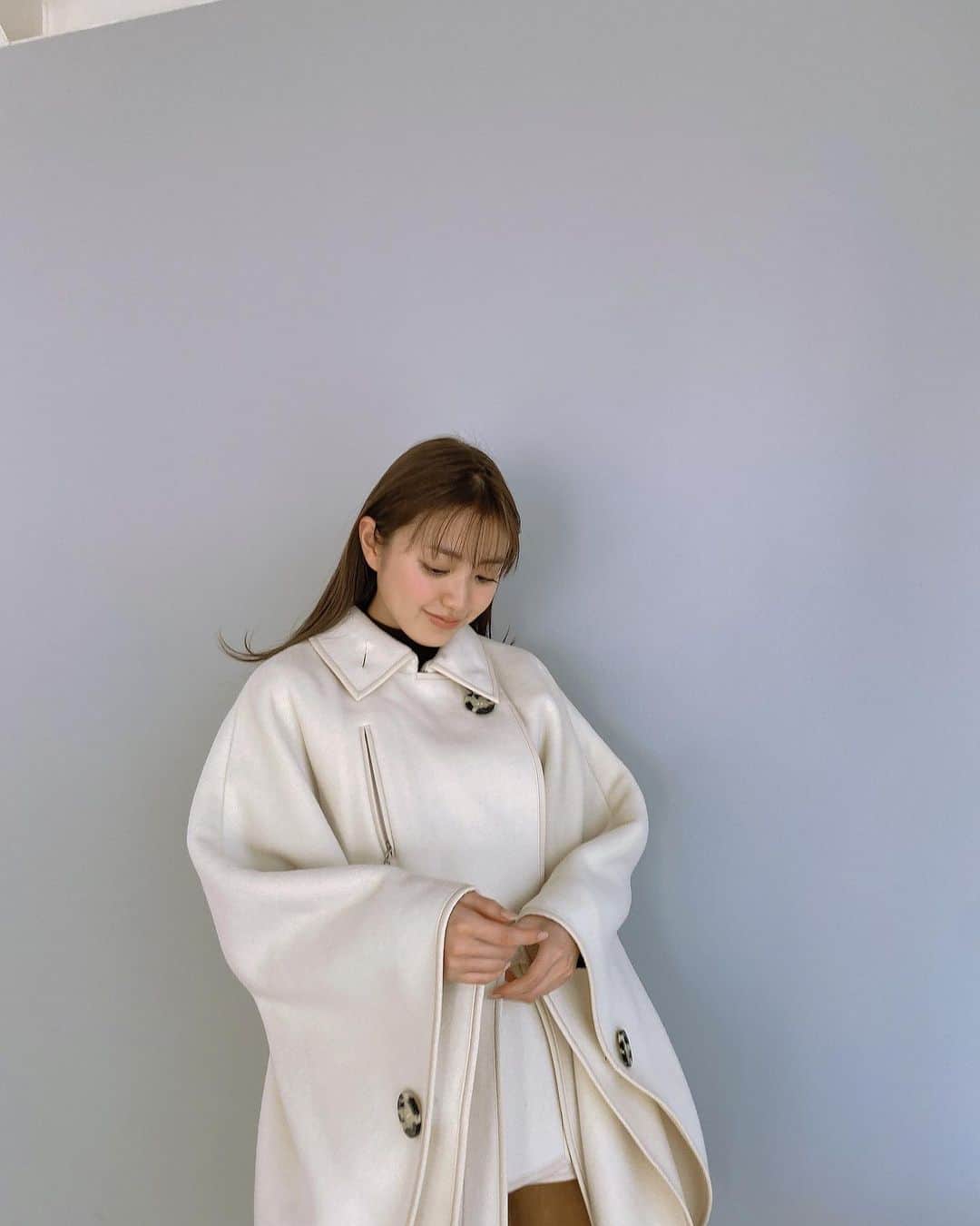香音さんのインスタグラム写真 - (香音Instagram)「真っ白コート可愛いの☺︎ 撮影終わりの私服です〜」2月5日 22時44分 - kanon420_official