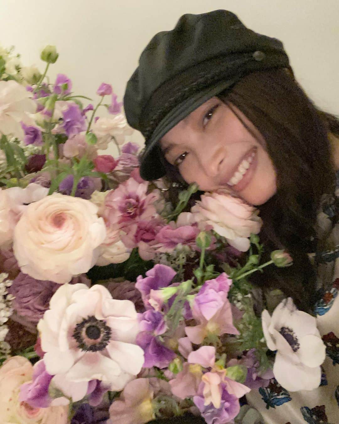 大政絢さんのインスタグラム写真 - (大政絢Instagram)「皆さまおめでとうメッセージありがとうございます！✨ 31歳になりました。 現場でもお祝いしていただき、たくさんのお花に囲まれて幸せな誕生日でした💐☺️ 愛のあるコメントに毎年感謝の気持ちでいっぱいです！ 31歳もよろしくお願いします🙏」2月5日 22時44分 - aya_omasa_official