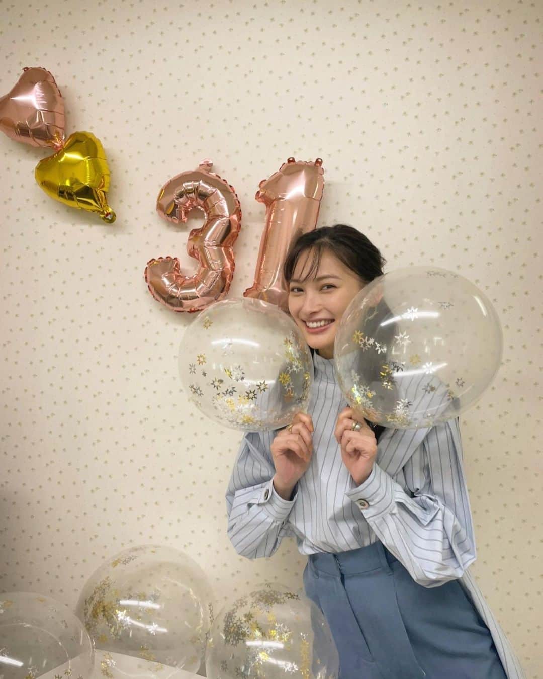 大政絢のインスタグラム：「皆さまおめでとうメッセージありがとうございます！✨ 31歳になりました。 現場でもお祝いしていただき、たくさんのお花に囲まれて幸せな誕生日でした💐☺️ 愛のあるコメントに毎年感謝の気持ちでいっぱいです！ 31歳もよろしくお願いします🙏」