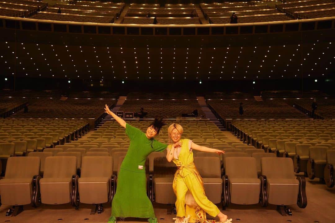 のインスタグラム：「✴︎ うたのげんざいち 2022 in 東京国際フォーラム ホールA _ ご来場ありがとうございました。 久しぶりのソロでの弾き語り、いかがでしたか？ _ なんとサプライズゲストとして、上原ひろみさんにご出演いただきました！ 国際フォーラムに響く素敵な音色をありがとうございました✨ _ チケットをお持ちでご来場が叶わなかった方には払い戻しをいたします。詳細は中村佳穂公式HPやSNSをご確認くださいませ。 _ また必ずいつかお会いしましょう！  Thank you so much @hiromimusic !  photo by @yuki_kawashima0630   #中村佳穂 #うたのげんざいち2022」