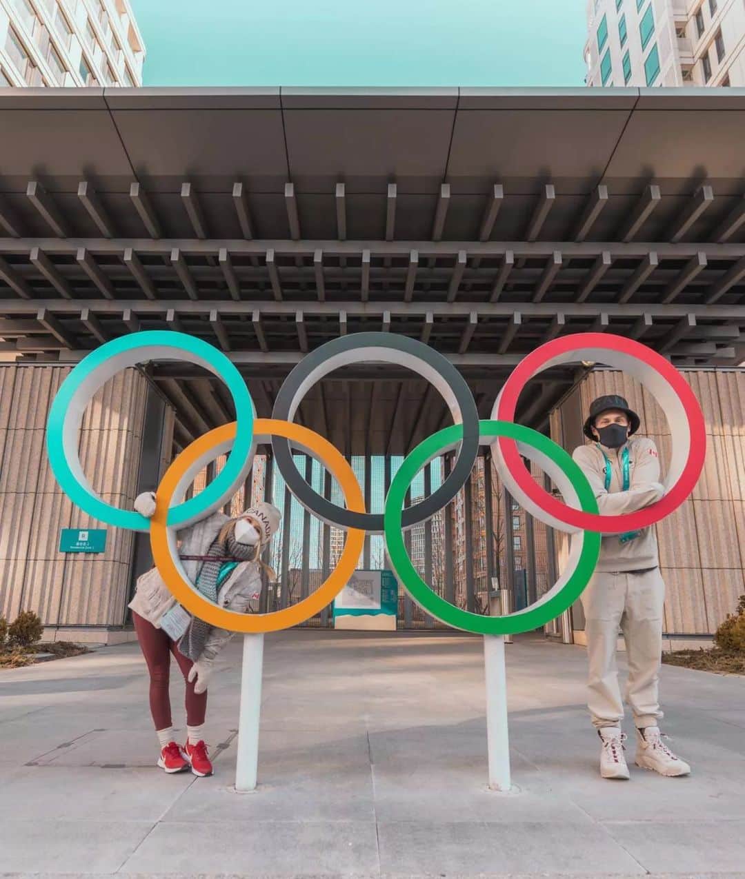 マイケル・マリナロのインスタグラム：「Olympic rings photo ✅ Womans hockey game ✅ Mixed curling ✅ . . . 📷@roman_sadovsky . #teamcanada #olympics #bejing2022 #creatinghistory #china #skating #lululemon #ioc #isu #skating #skate #canada #olympic #olympicgames #beijing2022 #iceskate #olympicrings」