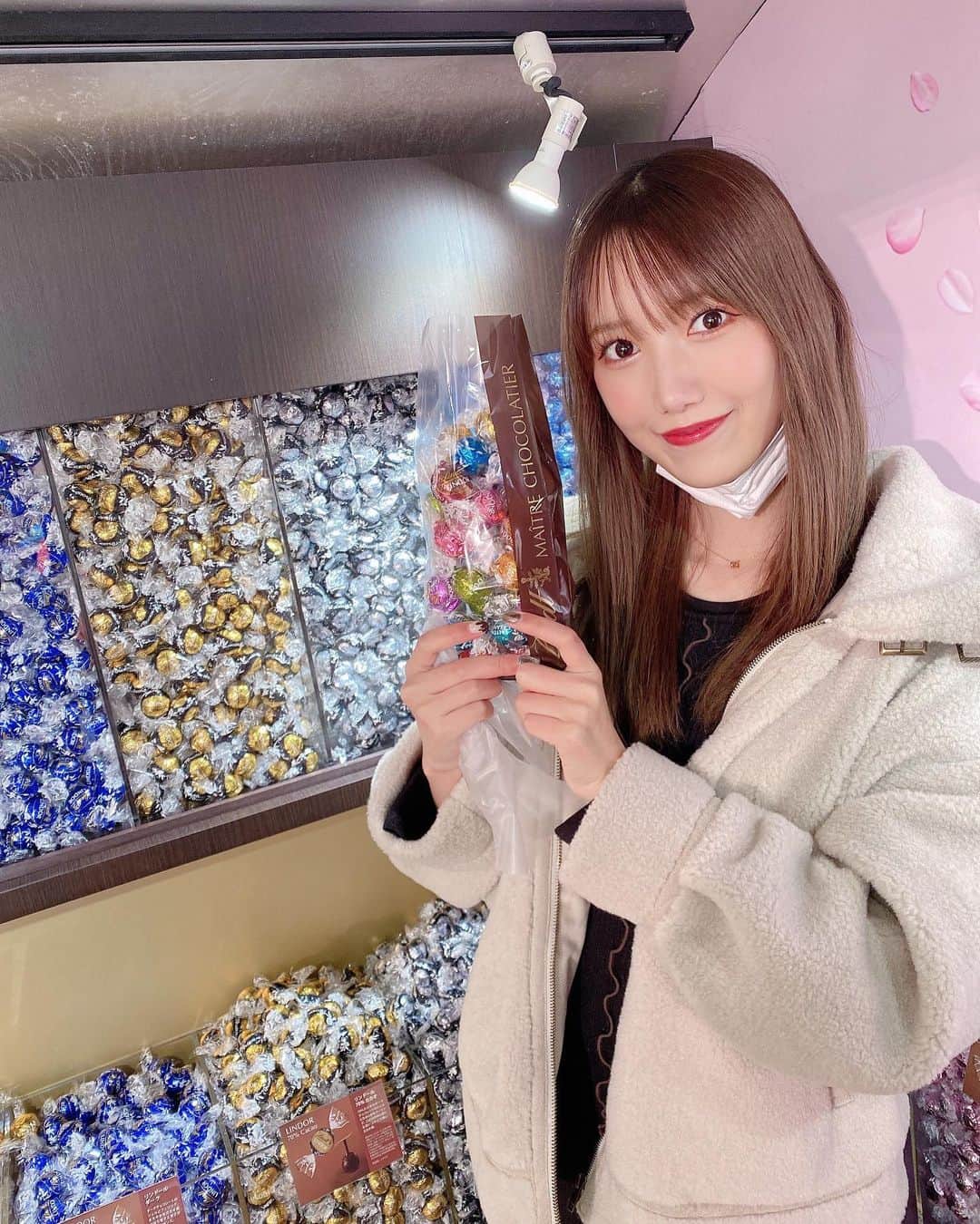 田中菜津美のインスタグラム：「@lindt_chocolate_japan の ハートフルワゴンが天神に来てたので せりちゃんと行ってきました💗 . 2月6日までやってるみたいです🍫 ドリンクのんでヒゲ付けて遊んでた😂 今後は熊本、宮崎、鹿児島を巡るみたいなので 遊びに行ってみてください🍫💞 . #lindt #リンツ #リンツハートフルワゴン #リンドール」