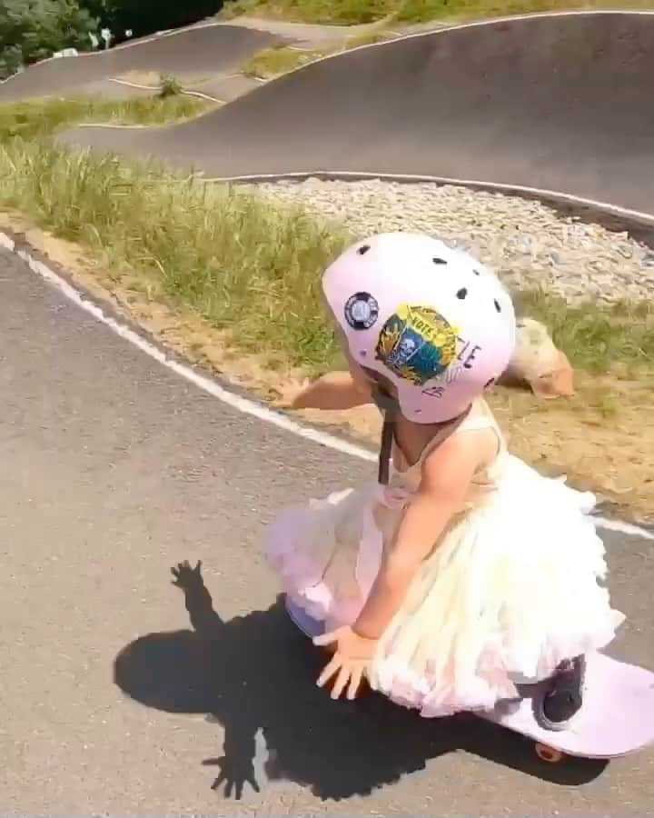 ジョジー・マランのインスタグラム：「Is skateboarding an Olympic sport? If so, @autumnskating has our vote for gold. 🥇 #joyride」