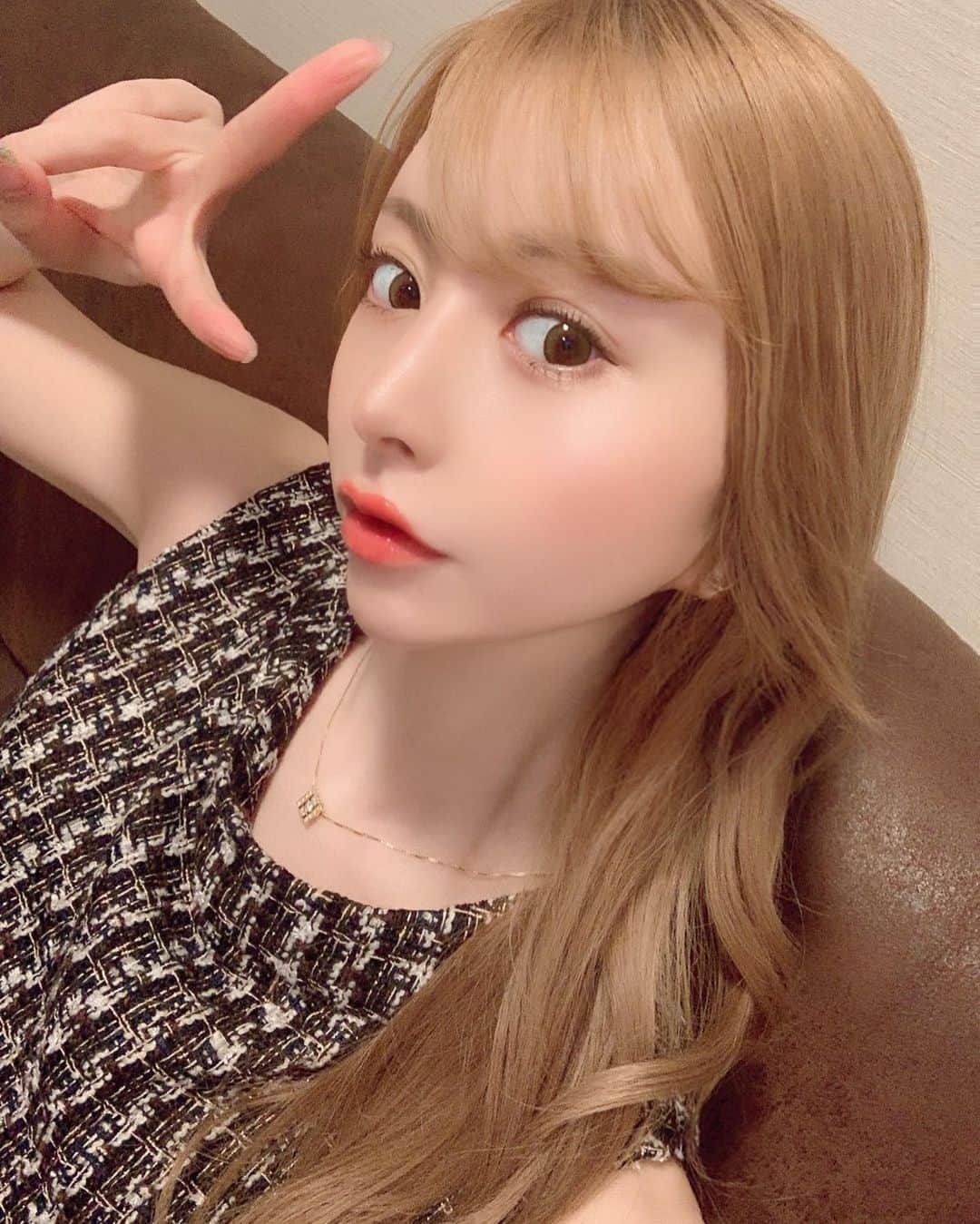 のインスタグラム：「ツヤッ🤩ドヤッ  #ツヤ肌でドヤ顔  先日　@aulii.nagoya さんで フェイシャル受けてきたよ❤️  毛穴の汚れをとってもらってから 人幹細胞を導入してからの フェイシャルマッサージ⭐️  まさに至れり尽くせり😮‍💨💕 そして仕上がりのお肌が毛穴レスの 艶肌になってめっちゃ感動したあ🥺✨  担当してくださったのは @misa.hawaii さん💖  綺麗なのに気さくで施術も上手で 安心して身を委ねられました🤣😌🍀  デリケートゾーンのケアグッズもGETしたので しっかりケアしていこうと思います💓 （経皮吸収が1番早いからやはり膣大切）  頭のてっぺんから脚のつま先まで 気を配れるぐらい、丁寧に生きたい💎💕🤣✌️  とっても素敵なサロンだったので 名古屋行くタイミングでこれから通おっと💖💜  #名古屋#エステ#人幹細胞#フェイシャル #美は一日にしてならず#愛川みれい」