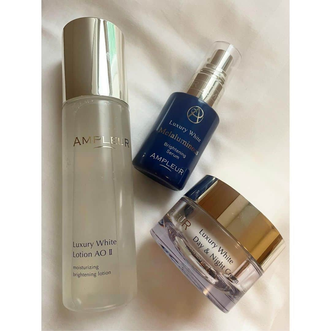 小笠原エリイさんのインスタグラム写真 - (小笠原エリイInstagram)「Night skin care series🌙  ホワイトローション、メラルミナス美容液、薬用デイ&ナイトクリームの順番でしっかり保湿。今日から夜はこのラグジュアリーホワイトのシリーズを肌にたっぷり使っていくよ！  ドクターズコスメ🥰 首までしっかり塗ろう✨ @ampleur_official  ・ ・ White Lotion, Mela Luminous Serum and Medicated Day & Night Cream in that order.  From today onwards I'll be using this Luxury White range liberally on my skin at night!  Doctor's Cosmetics🥰 Apply it to my neck too✨ @ampleur_official  ・ ・ #skincare #nightcare #beauty #beautycare #model #night #modelskin #modellife #beautiful #japanesemodel #beautytime #modellifestyle #anythingispossible #doctorscosme #antiaging #nevergiveup #ampleur #ampleurhk #beautyday #hongkonglife #hongkongmodel #quarantinelife #internationalmodel #happy #quarantine #ナイトケア #スキンケア #ドクターズコスメ #アンプール」2月5日 23時36分 - ogasawaraerii__