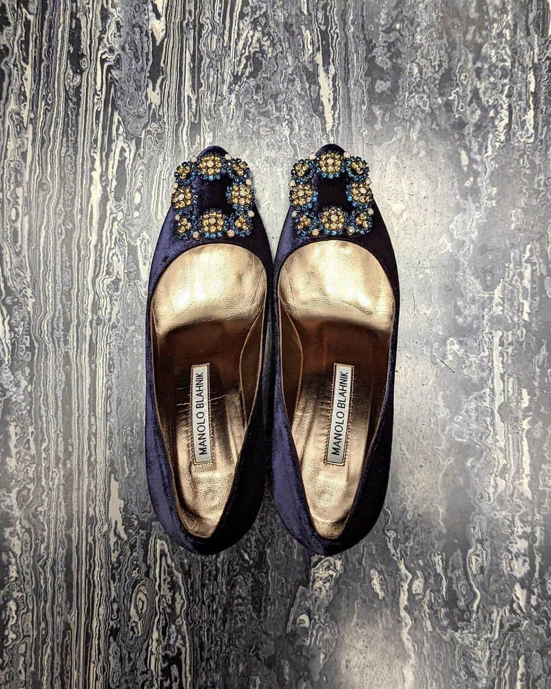 安岡あゆみさんのインスタグラム写真 - (安岡あゆみInstagram)「. @manoloblahnik のハンギシは、フラット/7cmヒール/10.5cmヒールと3種類愛用していますが7cmが一番登場回数多いです👠 こちらはベルベットなので履ける期間が短いのですがやっぱり可愛い💙 インソールがゴールドなのもお気に入りポイントです✨ . . #manoloblahnik #hangisi #shoes #shoesholic #ayumi_y_ootd #マノロブラニク #マノロブラニクハンギシ #ハンギシ #ハイヒール #ファッション #靴 #大安 & #一粒万倍日」2月5日 23時37分 - ayumi_yasuoka