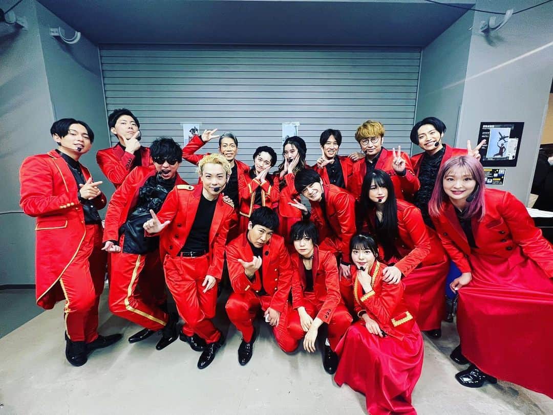 のインスタグラム：「吉本坂46冬眠ライブありがとうございました！ 結局どのライブも一度も完璧に出来た事無かったですけど、楽しかったです！ 応援してくれた皆様本当にありがとうございました！ 明日から漫才もっと頑張ります！  #吉本46RED #CC5 #SONYのあべちゃん ＃1番士気を上げてくれたあべちゃん #あのあべあさみと同姓同名のあべちゃん #昼飯中の写真 #幕張やないか #どこがアイドルやねん #いつも通りの幕張やないか #ありがとうございました」