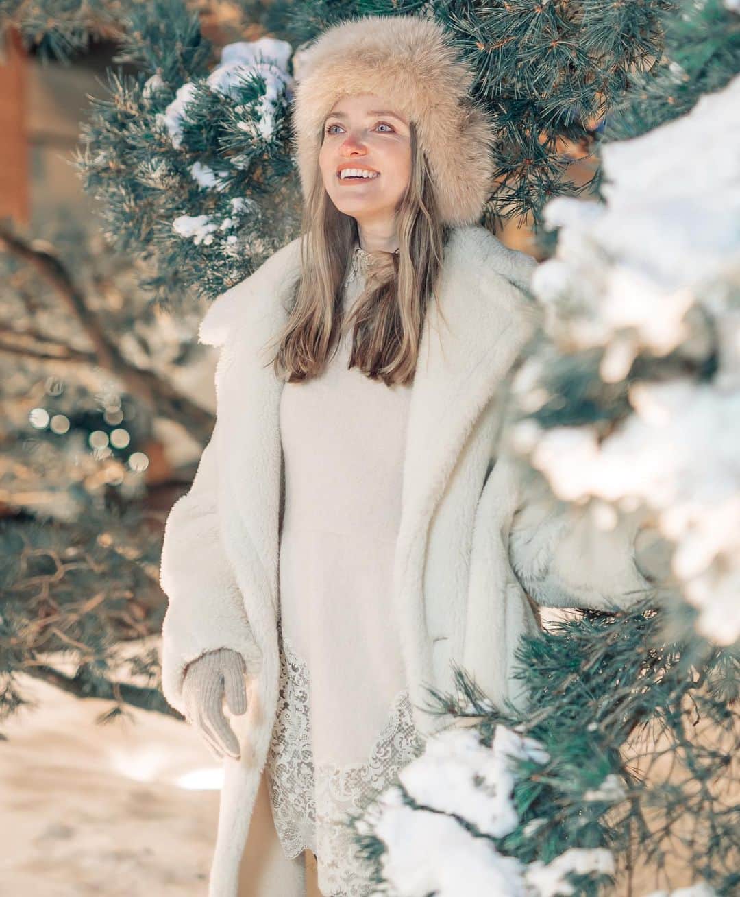 ヴラダ・ロスリャコヴァのインスタグラム：「BACK HOME FROM HOME  I’ve spent a month in Siberia, it was a beautiful time with family.  But being there for such a long time I arrived to conclusion that my home is in NY now. And interestingly enough it was confirmed by an officer at US immigration when he stamped my passport with the words “Welcome home”, which has never happened in Russia.   What’s home for you? Where you were born and raised? Or where you live right now?」