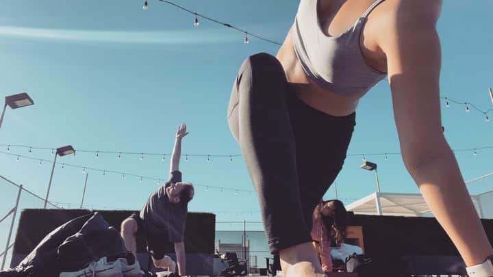 矢吹春奈のインスタグラム：「@zenyogaweho  Rooftop yoga.」