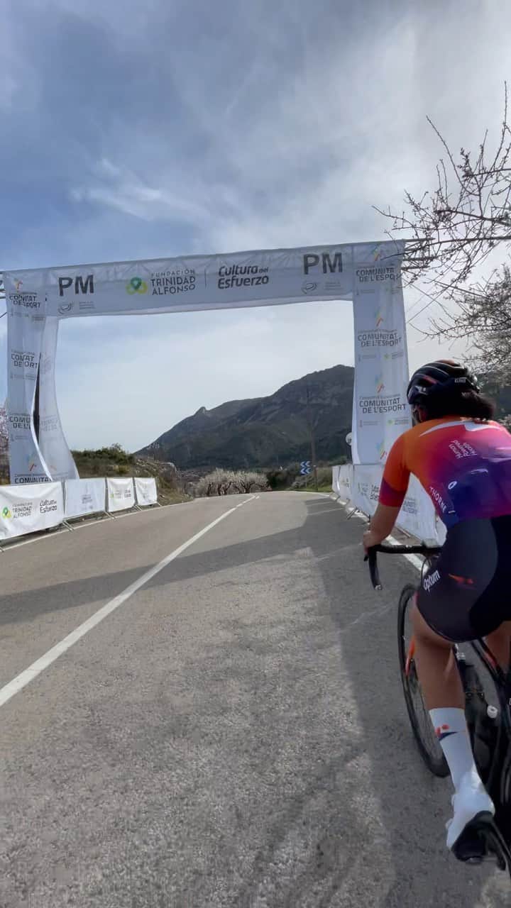 與那嶺恵理のインスタグラム：「This is behind the scene 😜@humanpoweredhealth Men’s team got KOM jersey at @vueltacv 👏🏻👏🏻 . . Other way around of  parts the stage 🔁but I didn’t catch the peloton up so just feeling vibes 💜🧡  . . #今日のエリさん」