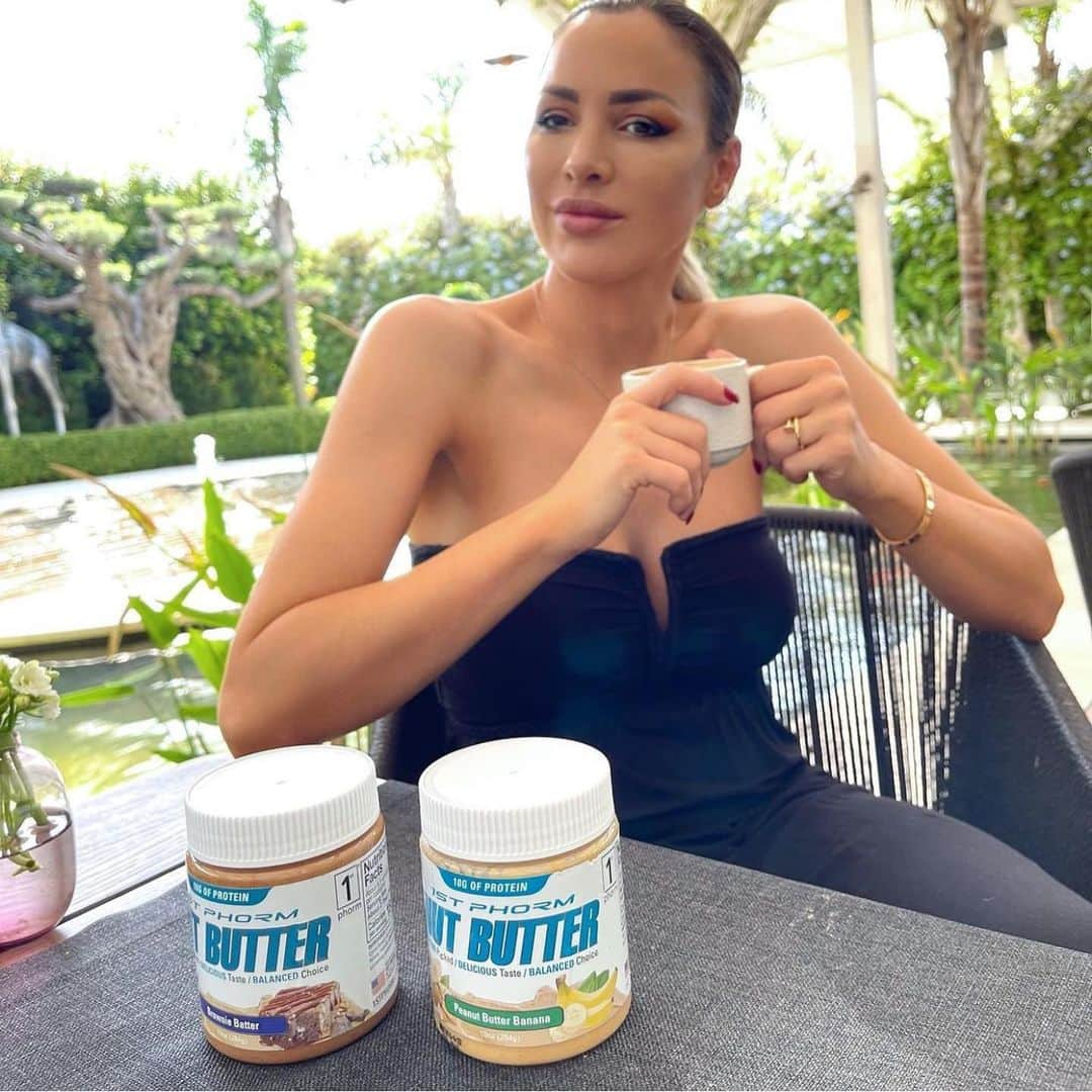 ヨルダン・カーバーのインスタグラム：「Werbung • I waited for this for so long and finally I have it. @1stphorm came out with incredible Peanut 🥜 Butter and the best part .. They not only included up to 10 grams of high-quality protein in every serving, they also created flavors that are so incredible you’ll have a hard time picking a favorite. #1stphorm #Phamily #peanutbutter」