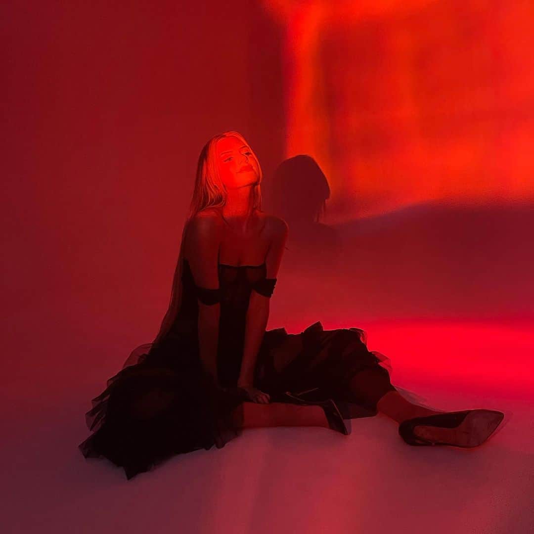 のインスタグラム：「seeing red」