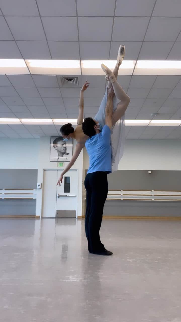 のインスタグラム：「Tonight, we are performing Caprice 🌟 @_angelogreco_   今夜の本番はCaprice    #season #sfballet #ballet #ballerina #ballerinalife #happy #happiness #dance #art #幸せ #バレエ #バレリーナ #rehearsal #work #partnerincrime #サンフランシスコバレエ　#mimigelo #ミミジェロ」