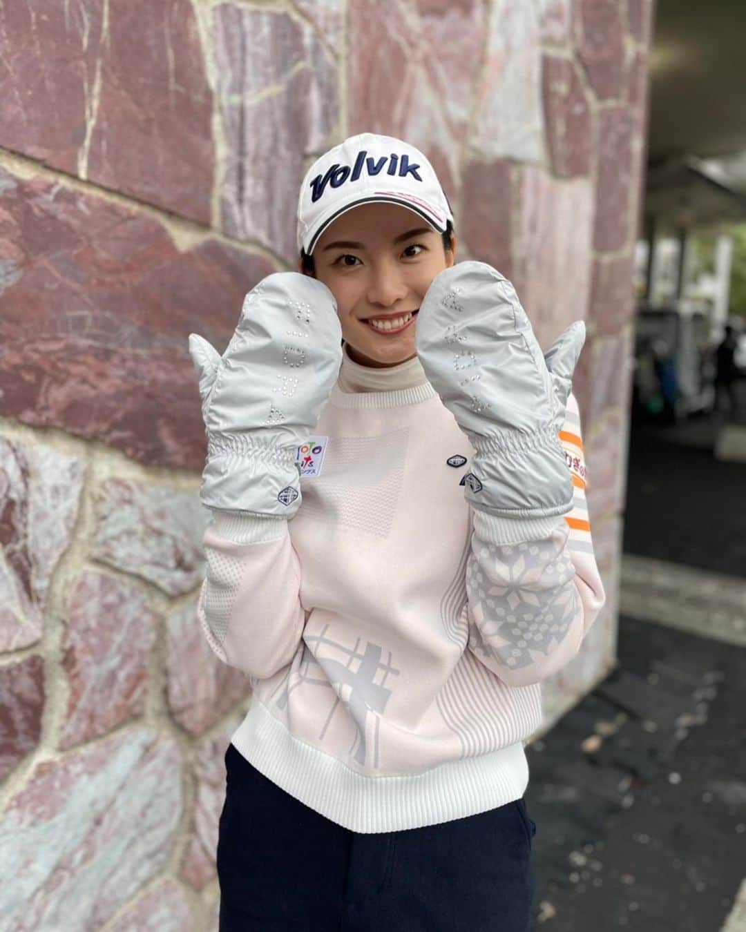 高島早百合のインスタグラム：「． おはようございます😃 天気は良いのに寒い日が続きますね❄️ ． 今年の冬はFIDRAのミトンが大活躍です🥺 @fdr_golf_select  ． 強そうでしょ？笑 ． #FIDRA #フィドラ #ゴルフ #防寒着 #冬ゴルフ #ゴルフウェア」